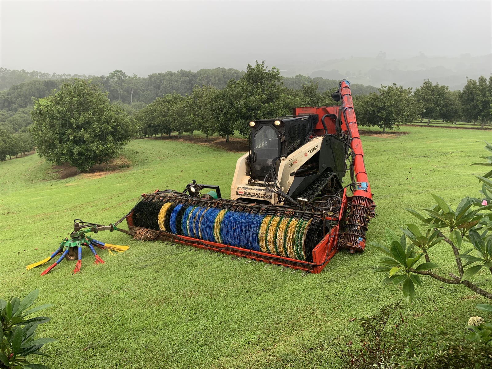TRACTOR MOUNTER MACADAMIA HARVESTER