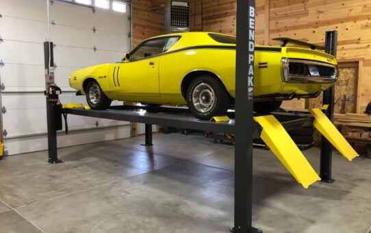 Advantages of Auto Hydraulic Lifts for Your Workshop